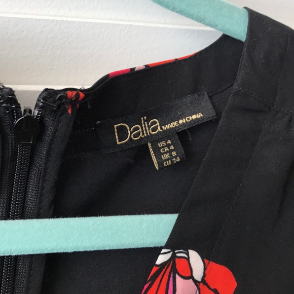 Super feminine floral romper - Picture 2 of 3